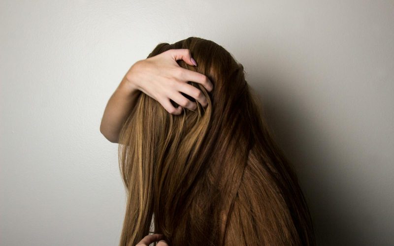 cheveux denses et épais
