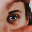 réduire les poches sous les yeux