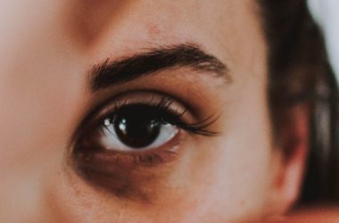 réduire les poches sous les yeux