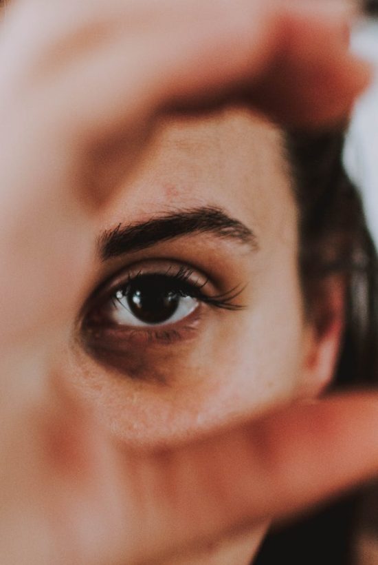 réduire les poches sous les yeux