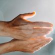 enlever les rides sur les mains
