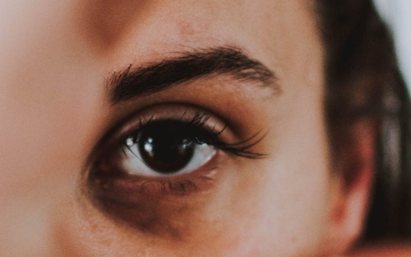 réduire les poches sous les yeux