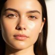 Comment avoir un teint glowy pour le réveillon sans maquillage grâce aux bons soins ?