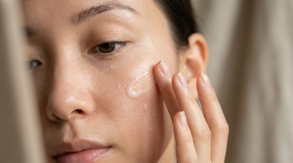 Les erreurs de gommage qui abîment votre peau sans que vous le sachiez