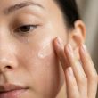 Les erreurs de gommage qui abîment votre peau sans que vous le sachiez