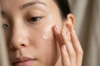 Les erreurs de gommage qui abîment votre peau sans que vous le sachiez