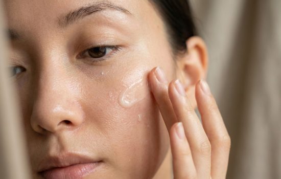 Les erreurs de gommage qui abîment votre peau sans que vous le sachiez