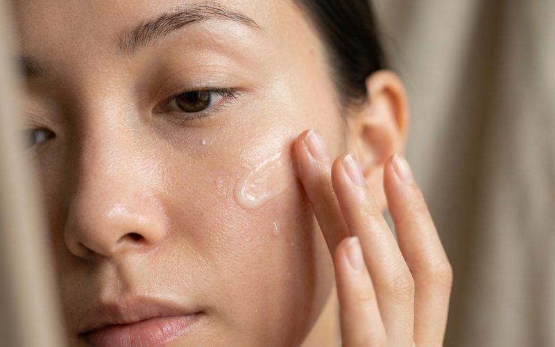 Les erreurs de gommage qui abîment votre peau sans que vous le sachiez