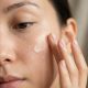 Les erreurs de gommage qui abîment votre peau sans que vous le sachiez