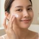 Comment éviter que la crème solaire fasse briller votre visage toute la journée ?