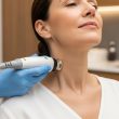 Comment rajeunir son cou sans chirurgie avec les traitements disponibles ?