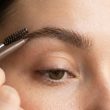Comment maquiller des sourcils clairsemés naturellement pour un effet dense ?