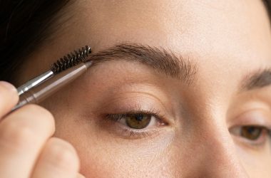 Comment maquiller des sourcils clairsemés naturellement pour un effet dense ?