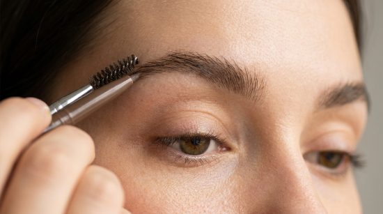 Comment maquiller des sourcils clairsemés naturellement pour un effet dense ?