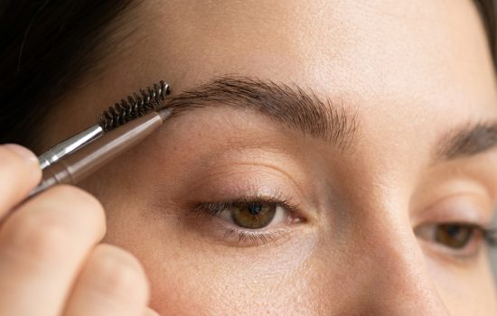 Comment maquiller des sourcils clairsemés naturellement pour un effet dense ?