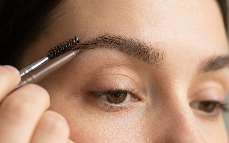 Comment maquiller des sourcils clairsemés naturellement pour un effet dense ?