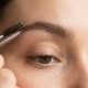 Comment maquiller des sourcils clairsemés naturellement pour un effet dense ?