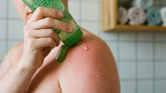 Comment réparer une peau brûlée par le soleil rapidement et efficacement ?