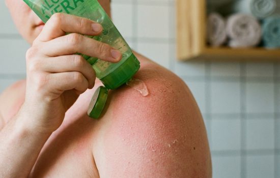 Comment réparer une peau brûlée par le soleil rapidement et efficacement ?