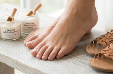 Comment garder de beaux pieds tout l'été avec les bons soins et gestes ?