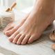 Comment garder de beaux pieds tout l'été avec les bons soins et gestes ?