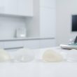Implants mammaires ronds ou anatomiques : comment choisir selon votre morphologie ?