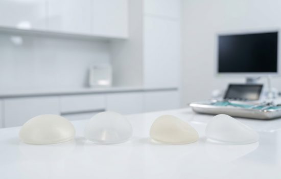 Implants mammaires ronds ou anatomiques : comment choisir selon votre morphologie ?